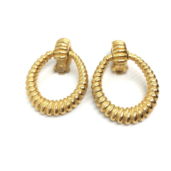 VINTAGE 80S 90S GOLD TONE SHRIMP DOOR KNOCKER TEXTURED CLIP-ON HOOP EARRINGS 2” - Picture 8 of 10